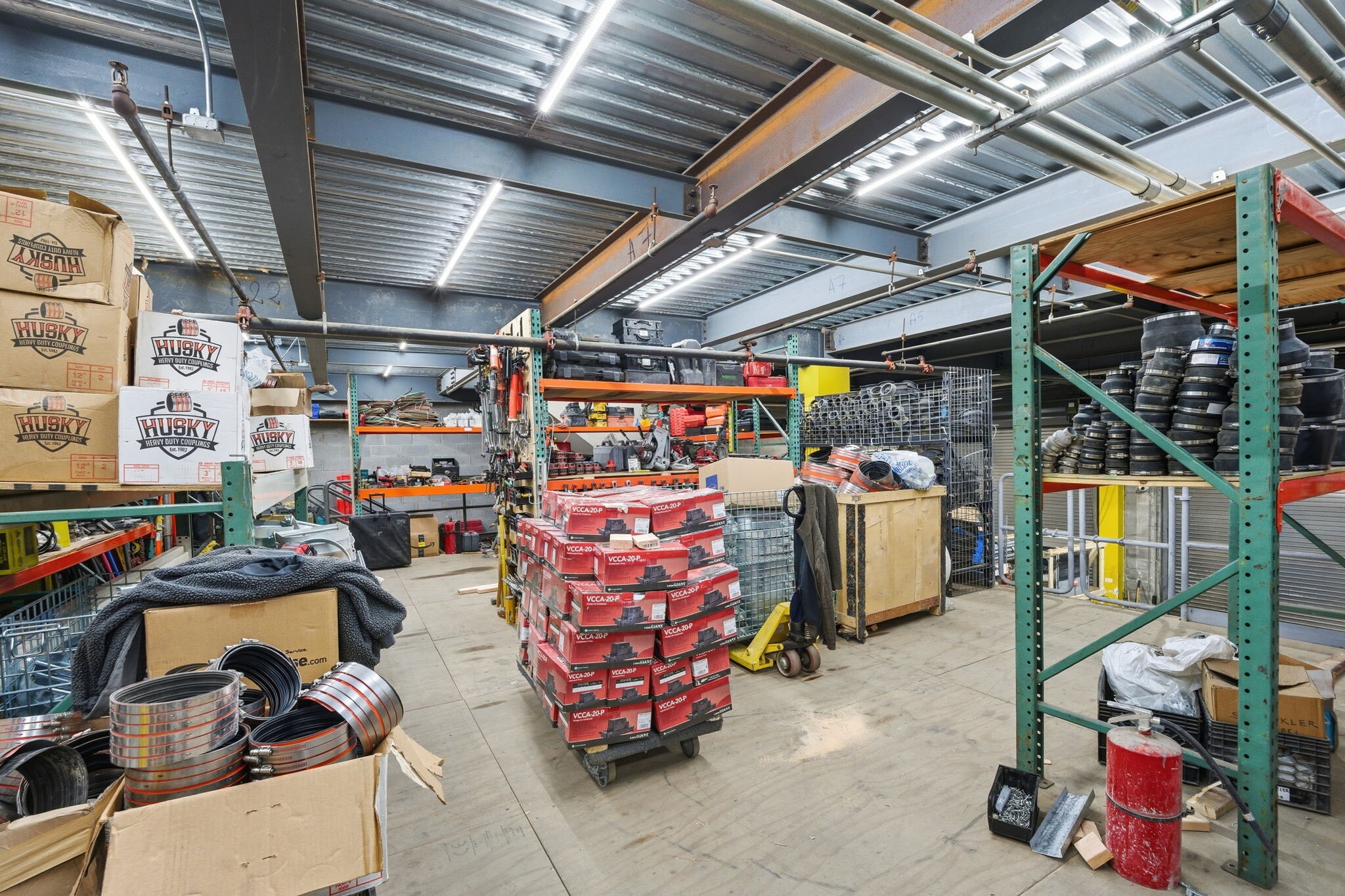 5968 55th Dr, Maspeth, NY à louer Photo intérieure– Image 1 sur 3