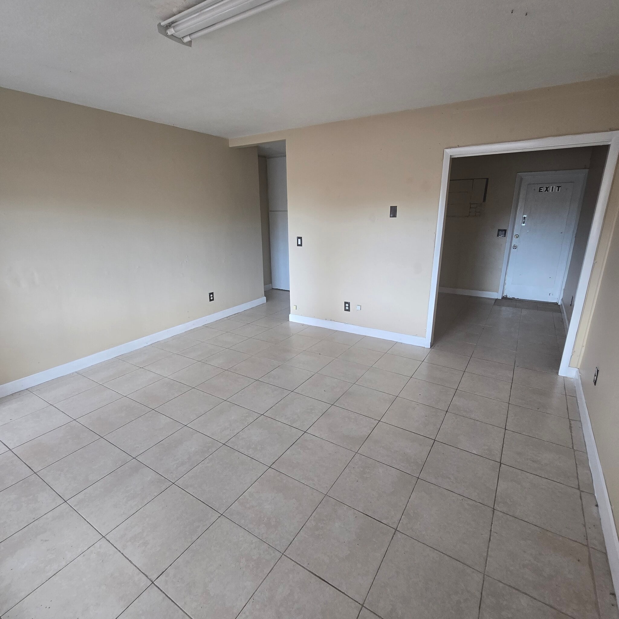 700 E Bay Dr, Largo, FL à louer Photo intérieure– Image 1 sur 3