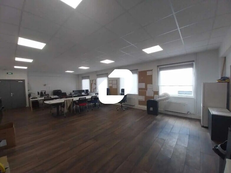 Bureau dans Osny à vendre - Photo de l’immeuble – Image 1 sur 8