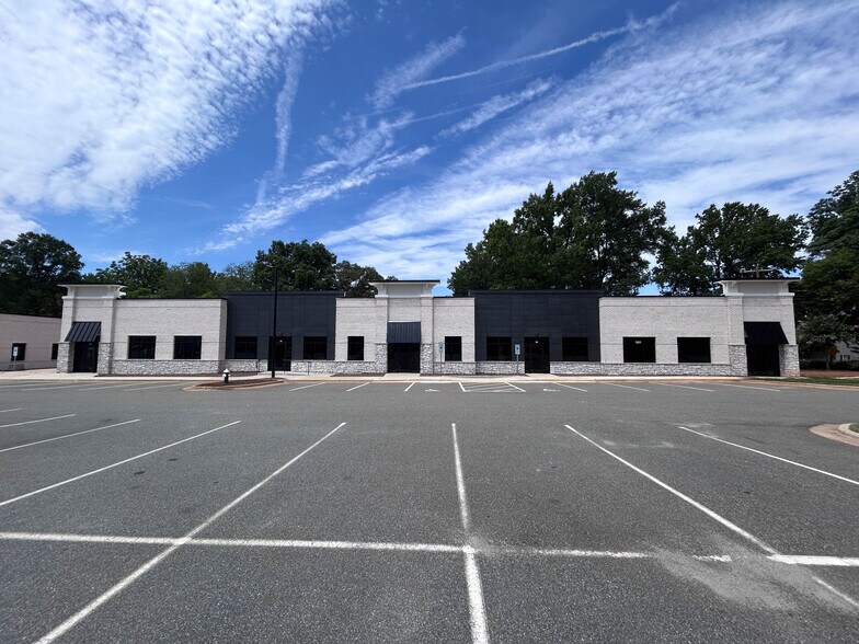 5601 Pinehaven Dr, Greensboro, NC à louer - Photo de l’immeuble – Image 2 sur 8