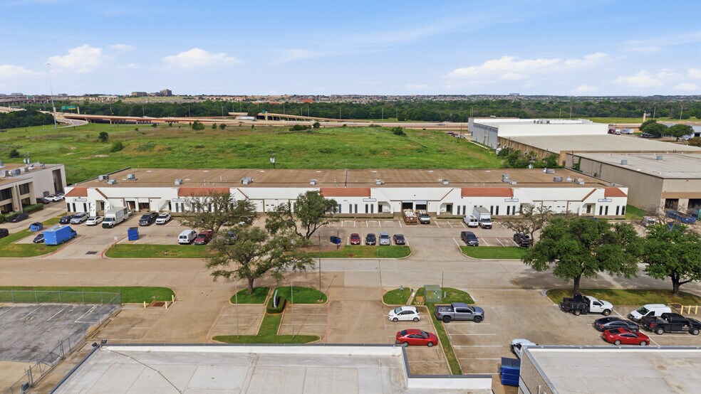 2425 McIver Ln, Carrollton, TX à louer - Photo de l’immeuble – Image 3 sur 7
