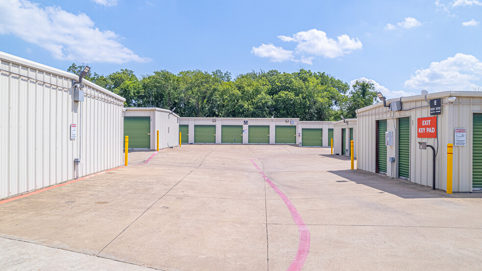 940 N Mill St, Lewisville, TX à vendre - Photo de l’immeuble – Image 3 sur 3