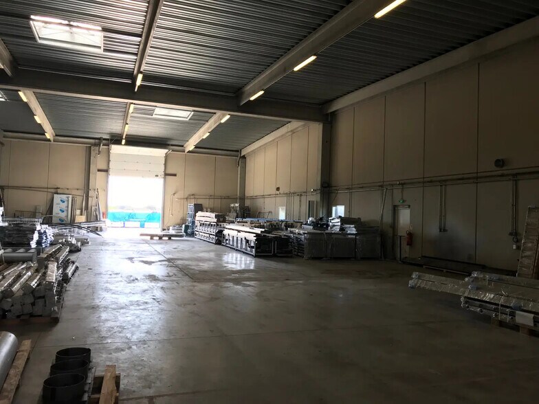 Industriel/Logistique dans Puget-sur-Argens à vendre - Photo de l’immeuble – Image 3 sur 3
