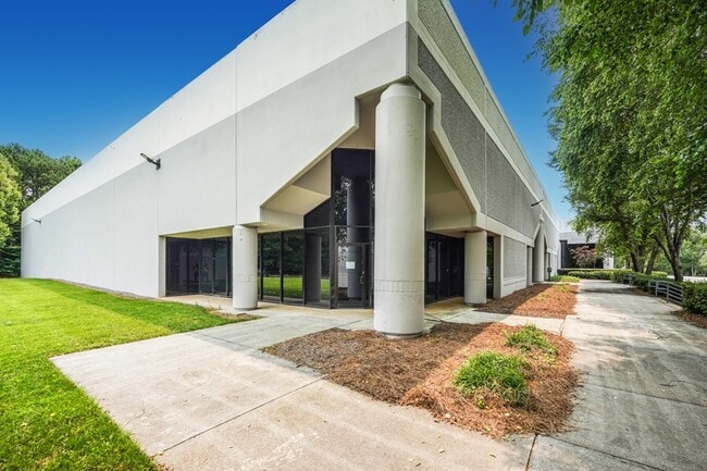 Plus de détails pour 5242 Royal Woods Pky, Tucker, GA - Industriel/Logistique à louer