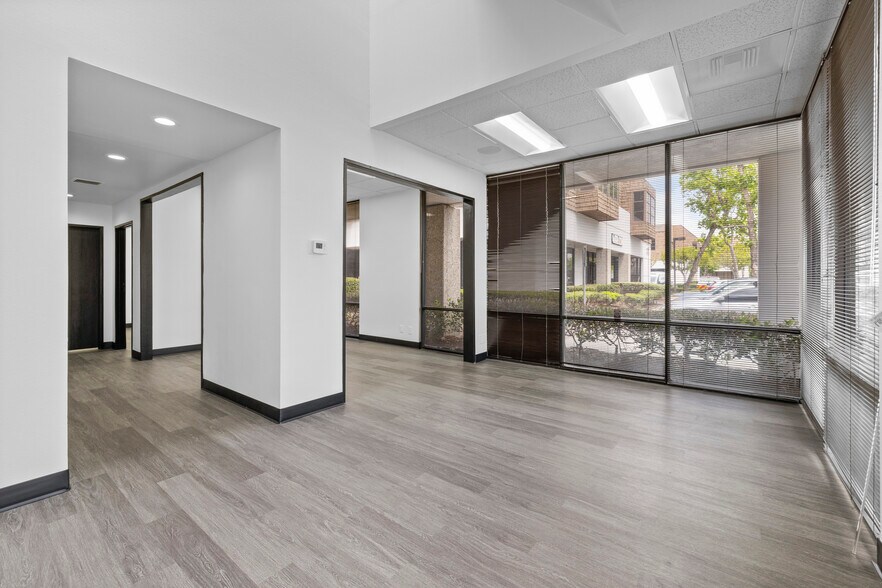 1570 N Batavia St, Orange, CA à vendre - Photo de l’immeuble – Image 2 sur 3