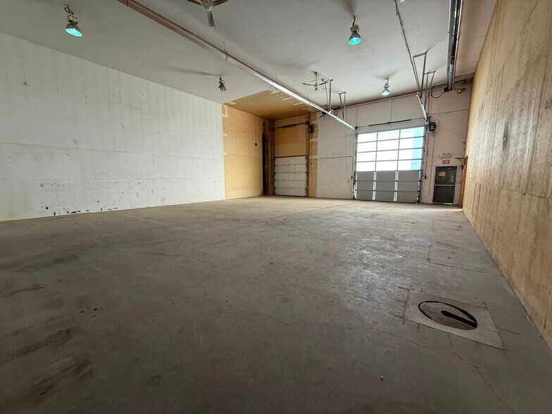 6817 52 Ave, Red Deer, AB à louer - Photo de l’immeuble – Image 2 sur 11