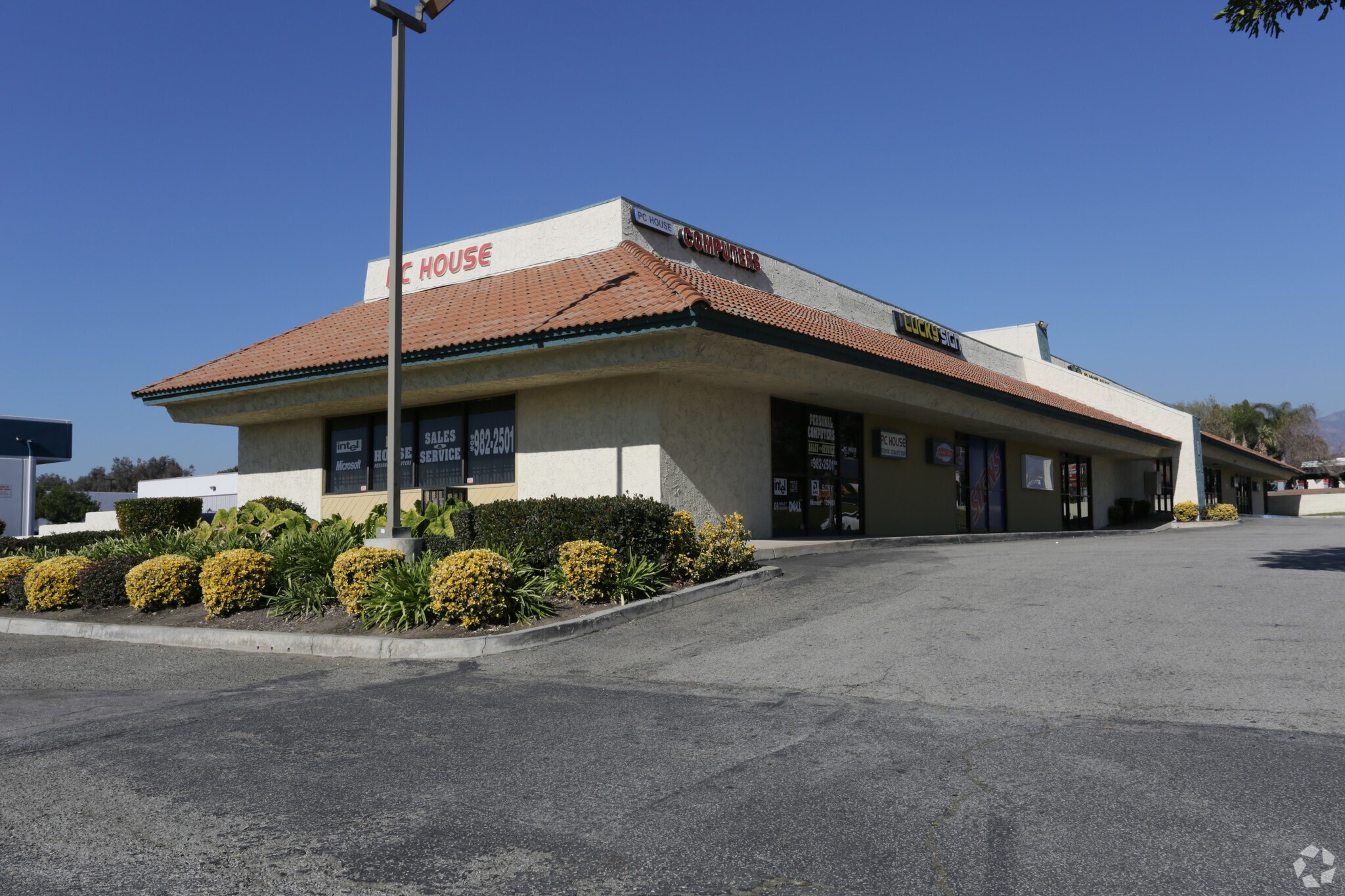 273-323 N Mountain Ave, Upland, CA à louer Photo de l’immeuble– Image 1 sur 14