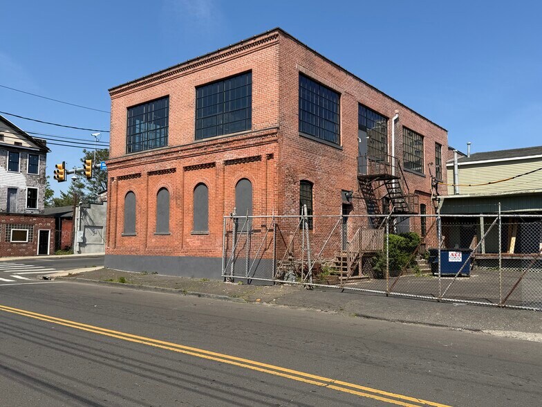 310 E Washington Ave, Bridgeport, CT à louer - Photo de l’immeuble – Image 3 sur 5