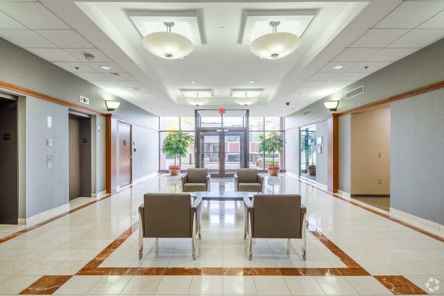 34119 W 12 Mile Rd, Farmington Hills, MI à louer - Hall d’entrée – Image 3 sur 6