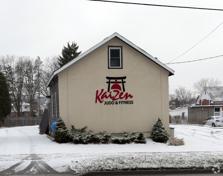 549 Lancaster St W, Kitchener, ON à louer - Photo de l’immeuble – Image 2 sur 7