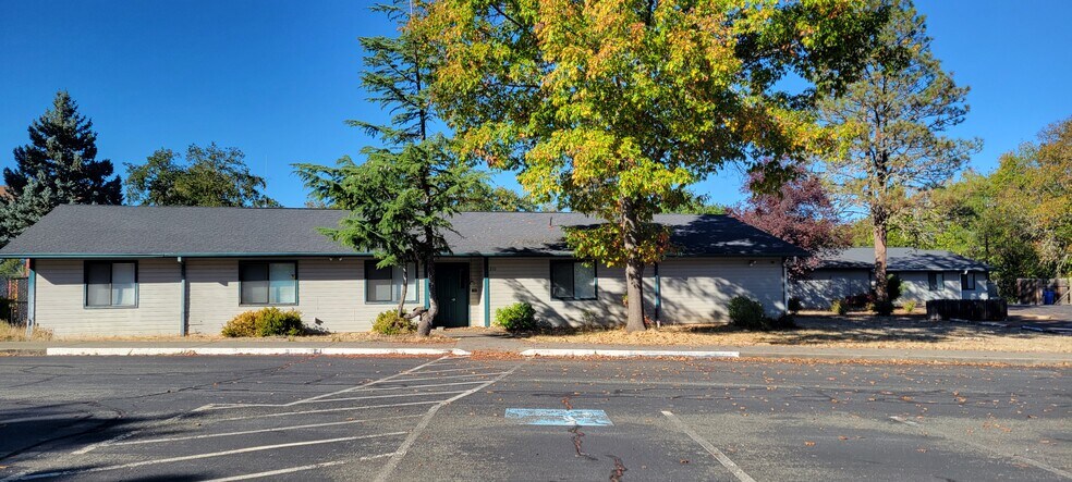 210 Tacoma St, Grants Pass, OR à vendre - Photo principale – Image 1 sur 27
