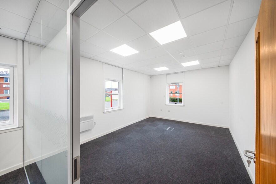 5 Deer Park Av, Livingston à louer - Photo de l’immeuble – Image 2 sur 6