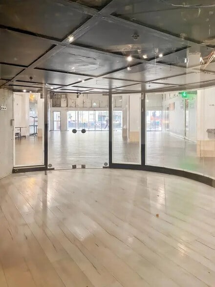 Local commercial dans Paris à louer - Photo de l’immeuble – Image 2 sur 4