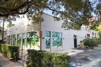 5582 NE 4th Ct, Miami, FL à louer Photo de l’immeuble– Image 1 sur 3