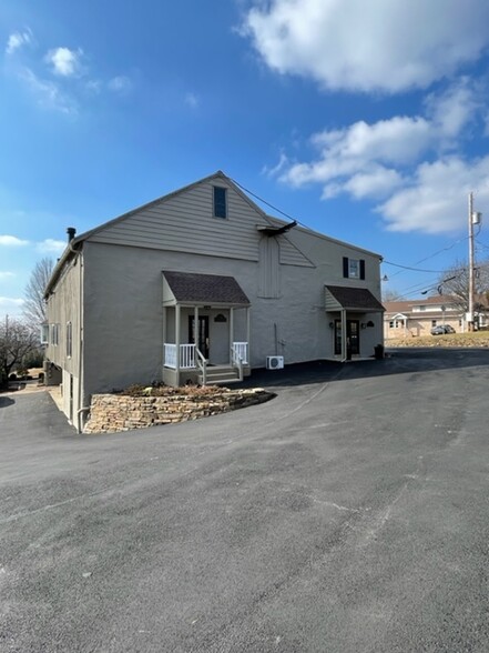 2933 W Germantown Pike, Eagleville, PA à louer - Photo de l’immeuble – Image 2 sur 17