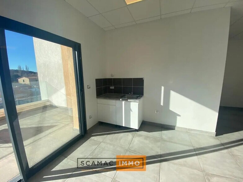 Bureau dans Bouc-Bel-Air à louer - Photo de l’immeuble – Image 3 sur 6