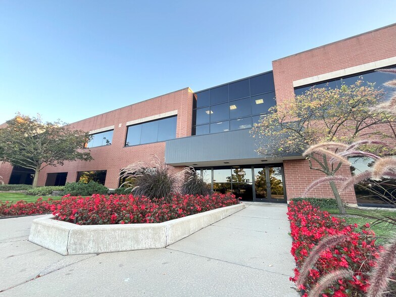 4200 Cantera Dr, Warrenville, IL à vendre - Photo de l’immeuble – Image 2 sur 37