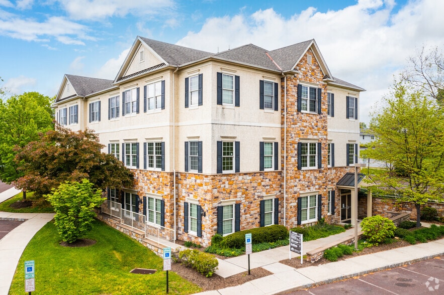 342 W Germantown Pike, Norristown, PA à vendre - Photo principale – Image 1 sur 15