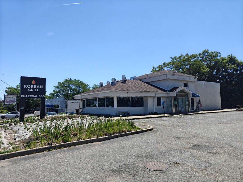 2074 Jericho Tpke, East Northport, NY à vendre - Photo de l’immeuble – Image 3 sur 14