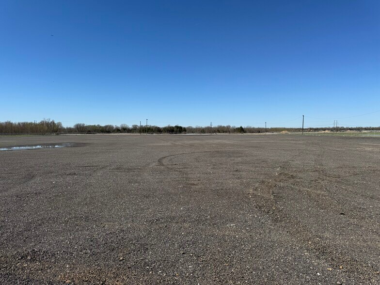 1300 W Simonds Rd, Seagoville, TX à louer - Photo de l’immeuble – Image 2 sur 5