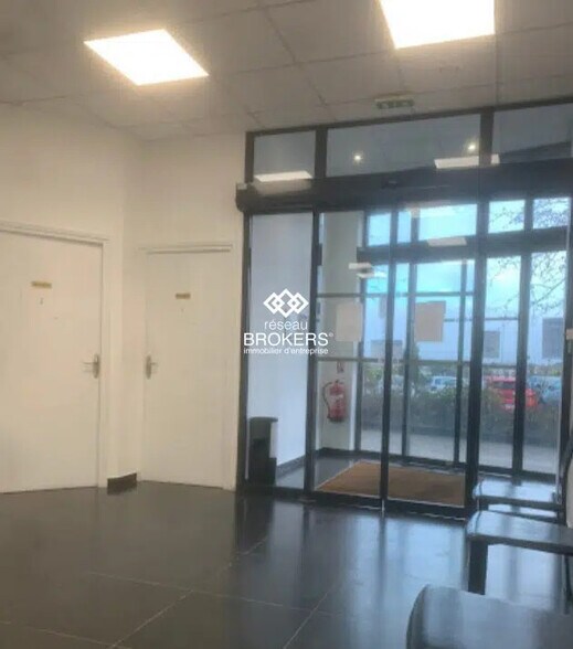 Local commercial dans Quincy-sous-Sénart à louer - Photo de l’immeuble – Image 3 sur 4