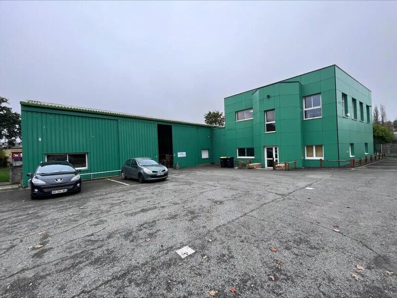 Local d’activités dans Betton à louer - Photo de l’immeuble – Image 1 sur 4