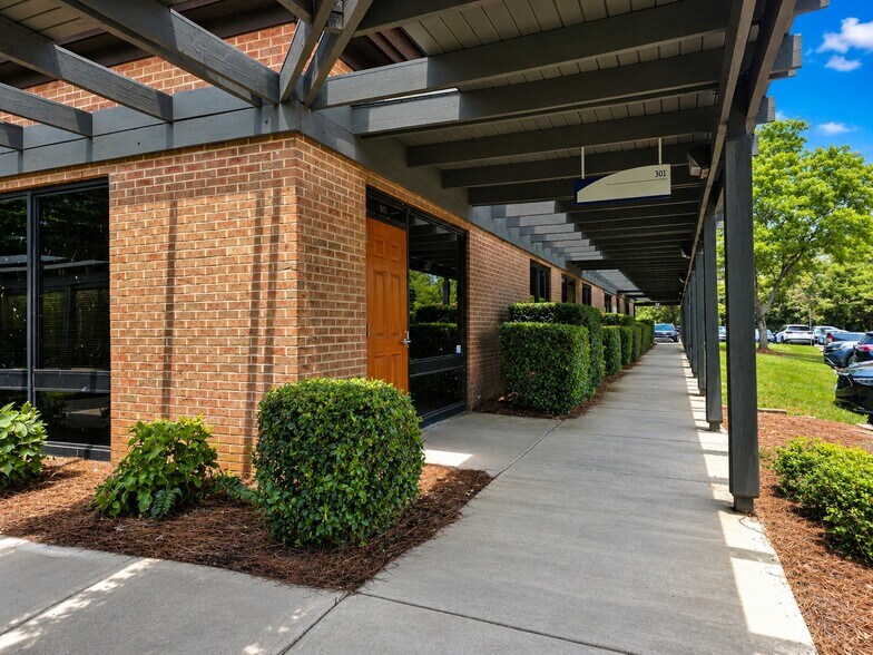 2711 Randolph Rd, Charlotte, NC à vendre - Photo de l’immeuble – Image 1 sur 16