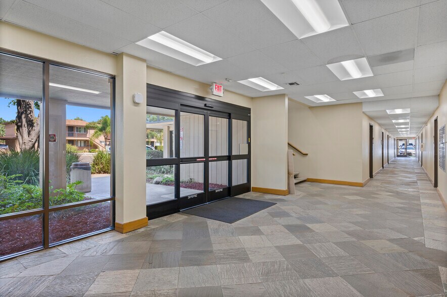 7373 University Ave, La Mesa, CA à louer - Photo intérieure – Image 2 sur 2