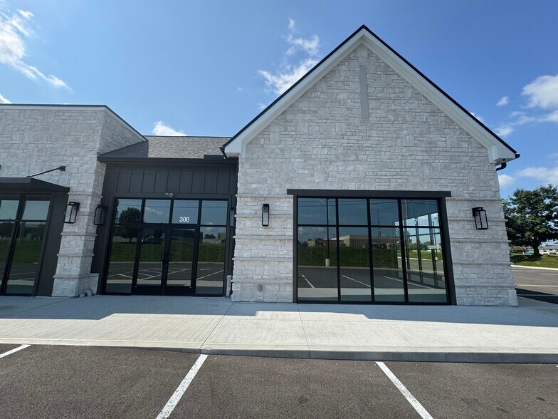 7953 Highfield Dr, Lewis Center, OH à louer - Photo de l’immeuble – Image 3 sur 10