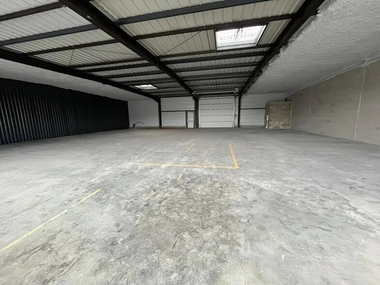 Local commercial dans Saint-Vit à louer - Photo de l’immeuble – Image 1 sur 3