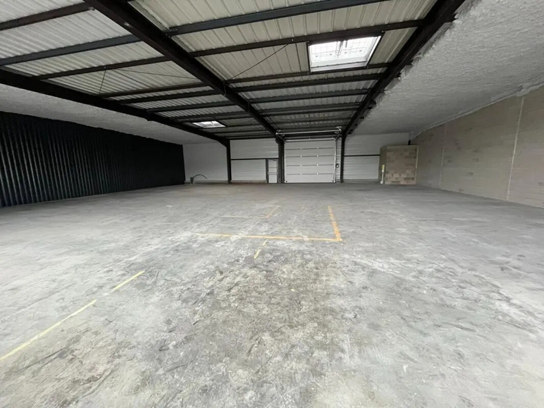 Local commercial dans Saint-Vit à louer Photo intérieure– Image 1 sur 4