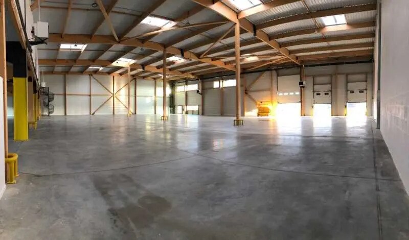 Local d’activités dans Louvres à louer - Photo de l’immeuble – Image 2 sur 12