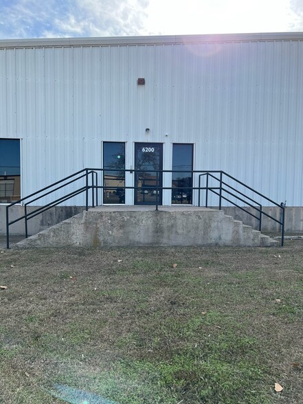 6200 Melrose Ln, Oklahoma City, OK à louer - Photo de l’immeuble – Image 2 sur 42