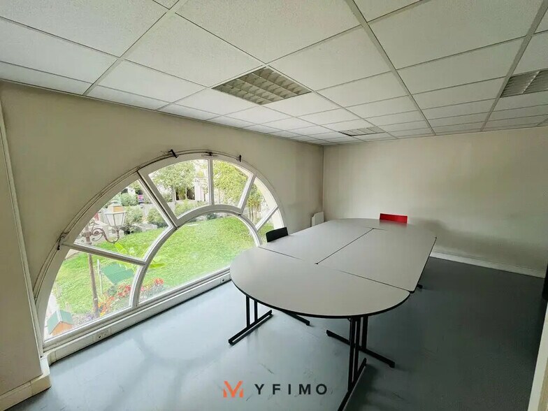 Bureau dans Poissy à louer - Photo de l’immeuble – Image 2 sur 3
