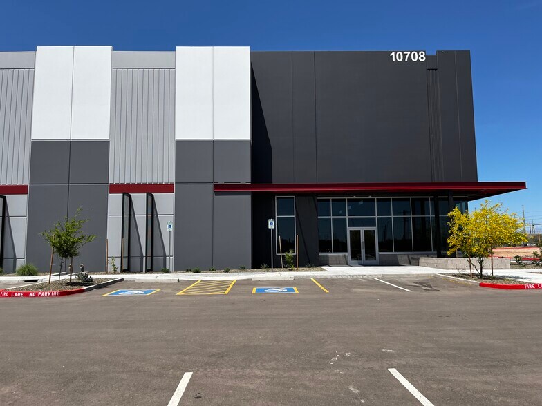 10708 E Elliot Rd, Mesa, AZ à vendre - Photo de l’immeuble – Image 3 sur 8
