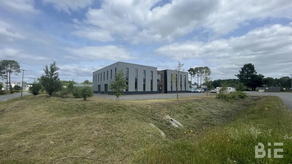 Local d’activités dans Martillac à louer - Photo de l’immeuble – Image 2 sur 7