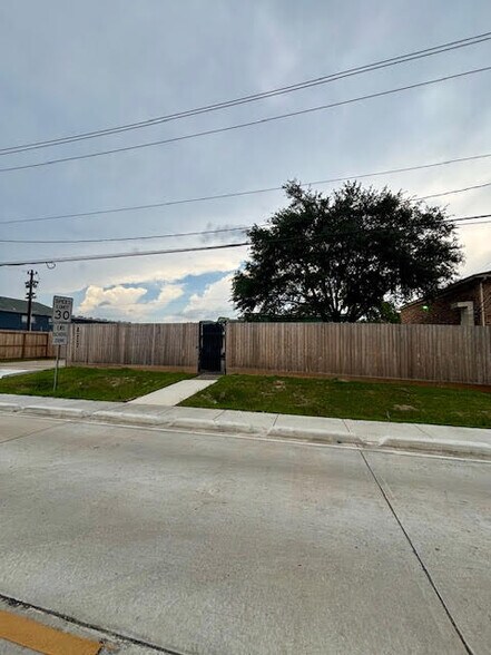 4202 Sherwood Ln, Houston, TX à louer - Photo de l’immeuble – Image 2 sur 7