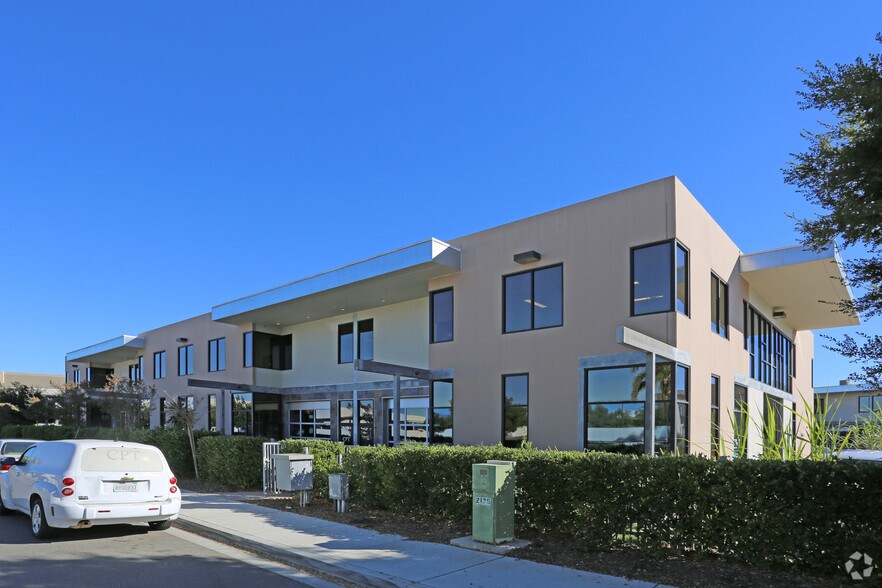 1215 Pacific Oaks Pl, Escondido, CA à louer - Photo de l’immeuble – Image 2 sur 8