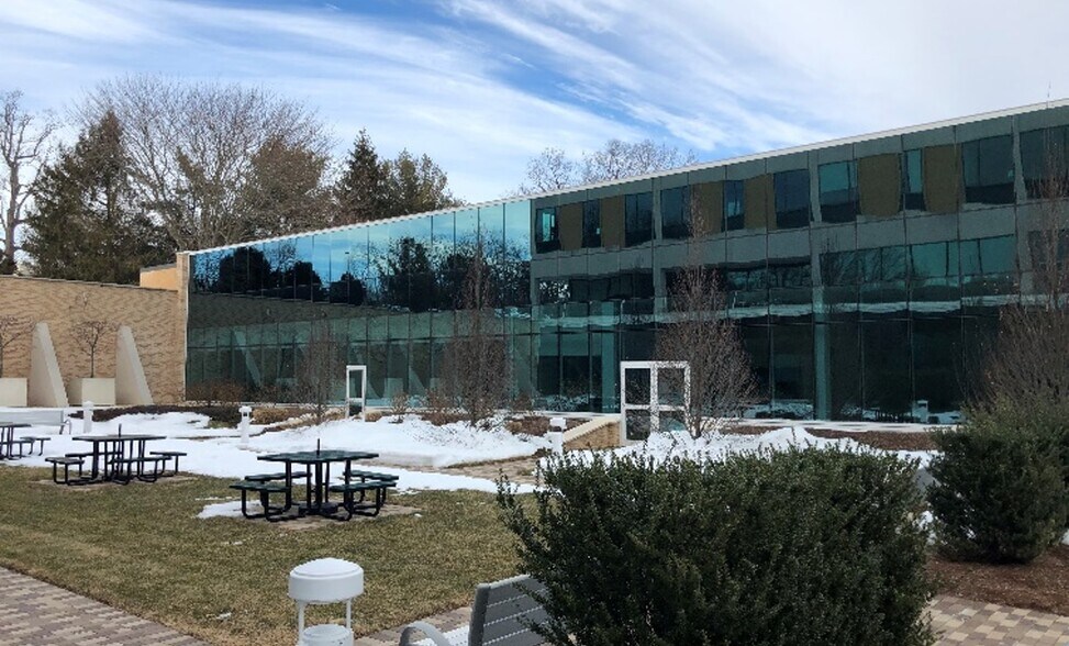 35 Nutmeg Dr, Trumbull, CT à louer - Photo de l’immeuble – Image 2 sur 5