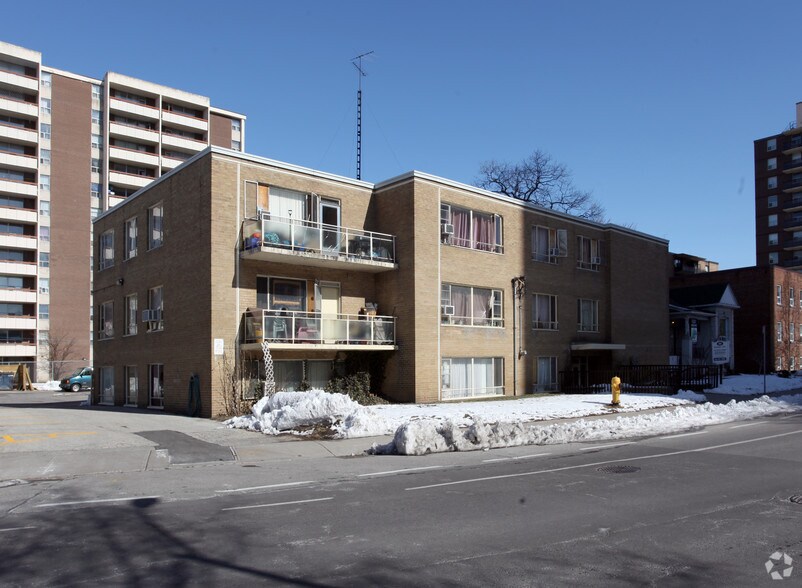 20 Cosburn Ave, Toronto, ON à vendre - Photo de l’immeuble – Image 2 sur 2