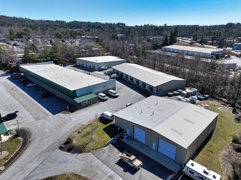 1-18 Business Park Cir, Arden, NC à louer - Photo de l’immeuble – Image 3 sur 8