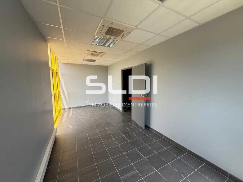 Local d’activités dans La Verpillière à louer - Photo de l’immeuble – Image 3 sur 11