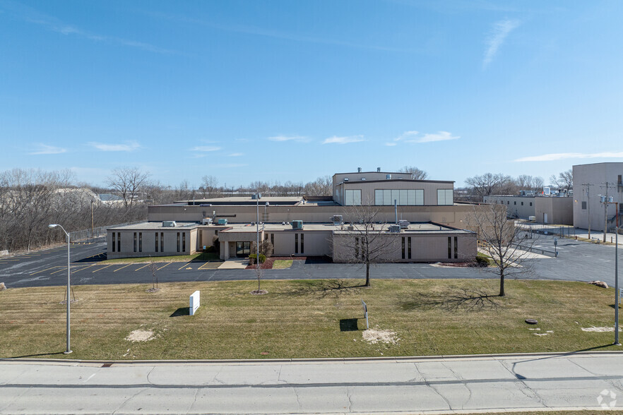 7300 S 10th St, Oak Creek, WI à louer - Photo de l’immeuble – Image 3 sur 5