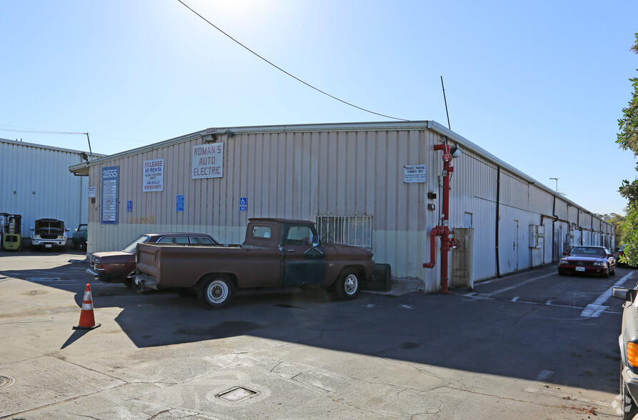 2555 Faivre St, Chula Vista, CA à vendre - Photo de l’immeuble – Image 3 sur 5