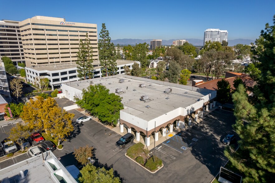 21725 Erwin St, Woodland Hills, CA à vendre - Photo de l’immeuble – Image 3 sur 12