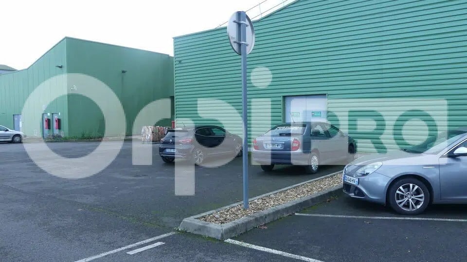 Local d’activités dans Varennes-Vauzelles à louer - Photo de l’immeuble – Image 3 sur 9