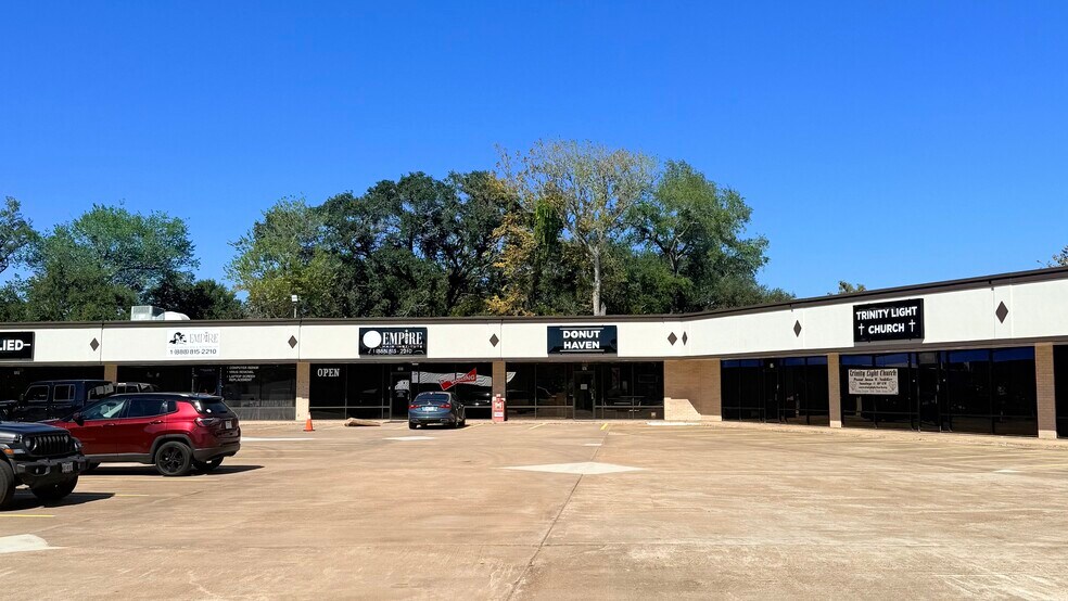 716 W Plantation Dr, Clute, TX à louer - Photo de l’immeuble – Image 2 sur 12
