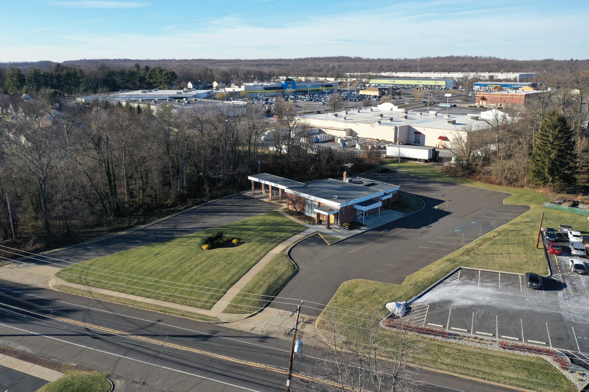 951 Trenton Rd, Fairless Hills, PA à louer Photo de l’immeuble– Image 1 sur 12