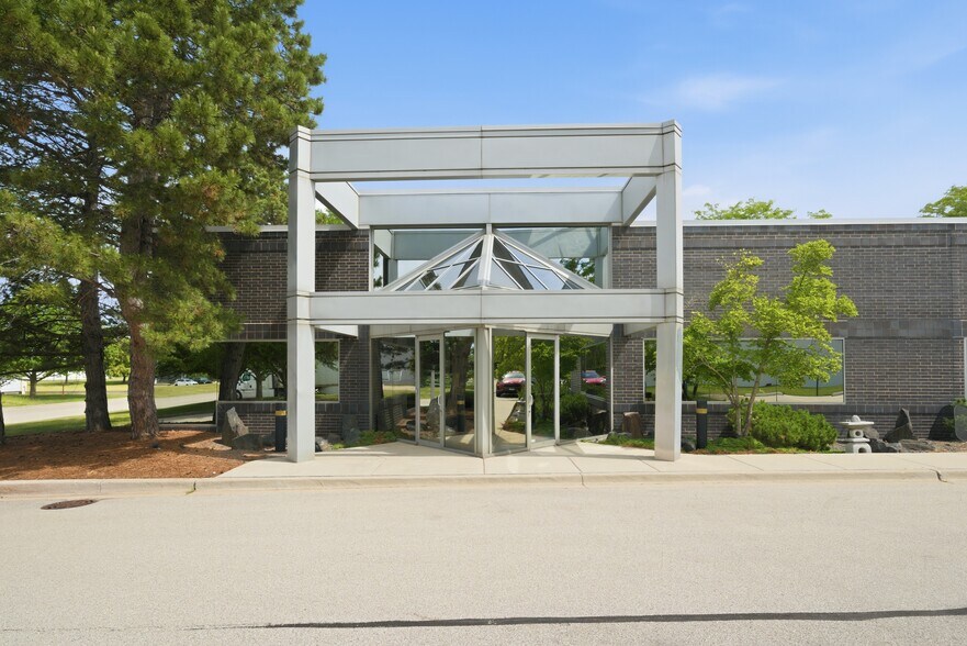 975 Campus Dr, Mundelein, IL à vendre - Photo de l’immeuble – Image 1 sur 30