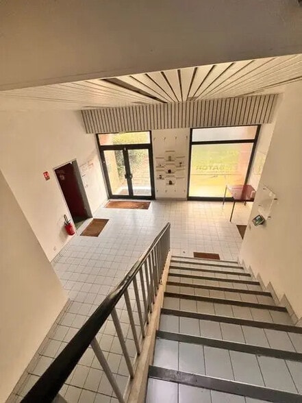 Local d'activités dans Neuilly-Plaisance à vendre - Photo de l’immeuble – Image 3 sur 18